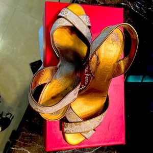 Salvatore Ferragamo Spagna 2 Sandal Gold Canvas. Size 9.5B